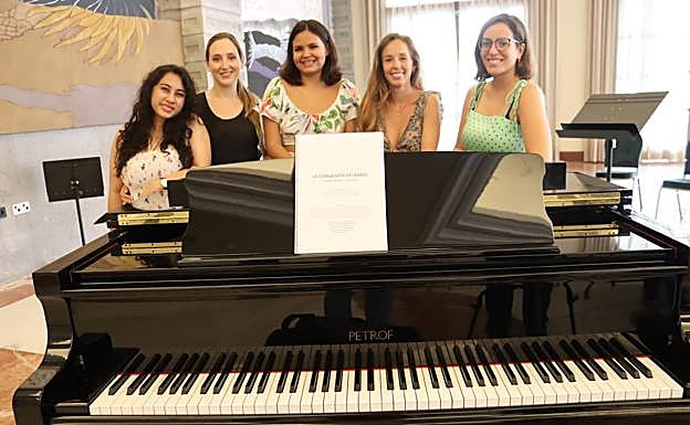 Cinco de las participantes en el proyecto, en el Hotel Santa Catalina de la capital grancanaria. 