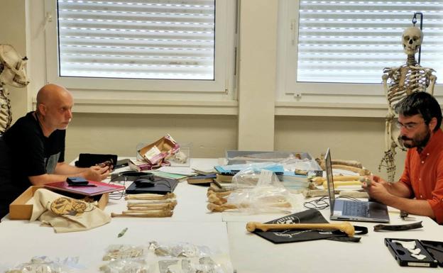 Sesión de trabajo de la colección entre Franck GUY (izquierda) y Guillaume DAVER (derecha), en el laboratorio PALEVOPRIM, Poitiers (CNRS/Universidad de Poitiers). 