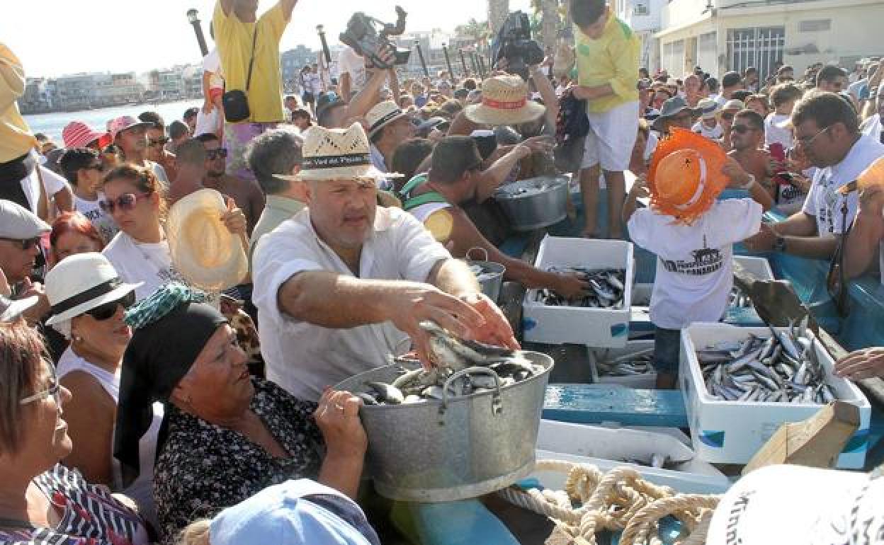 Imagen de la última edición de la Vará del Pescao en la playa de Arinaga. 