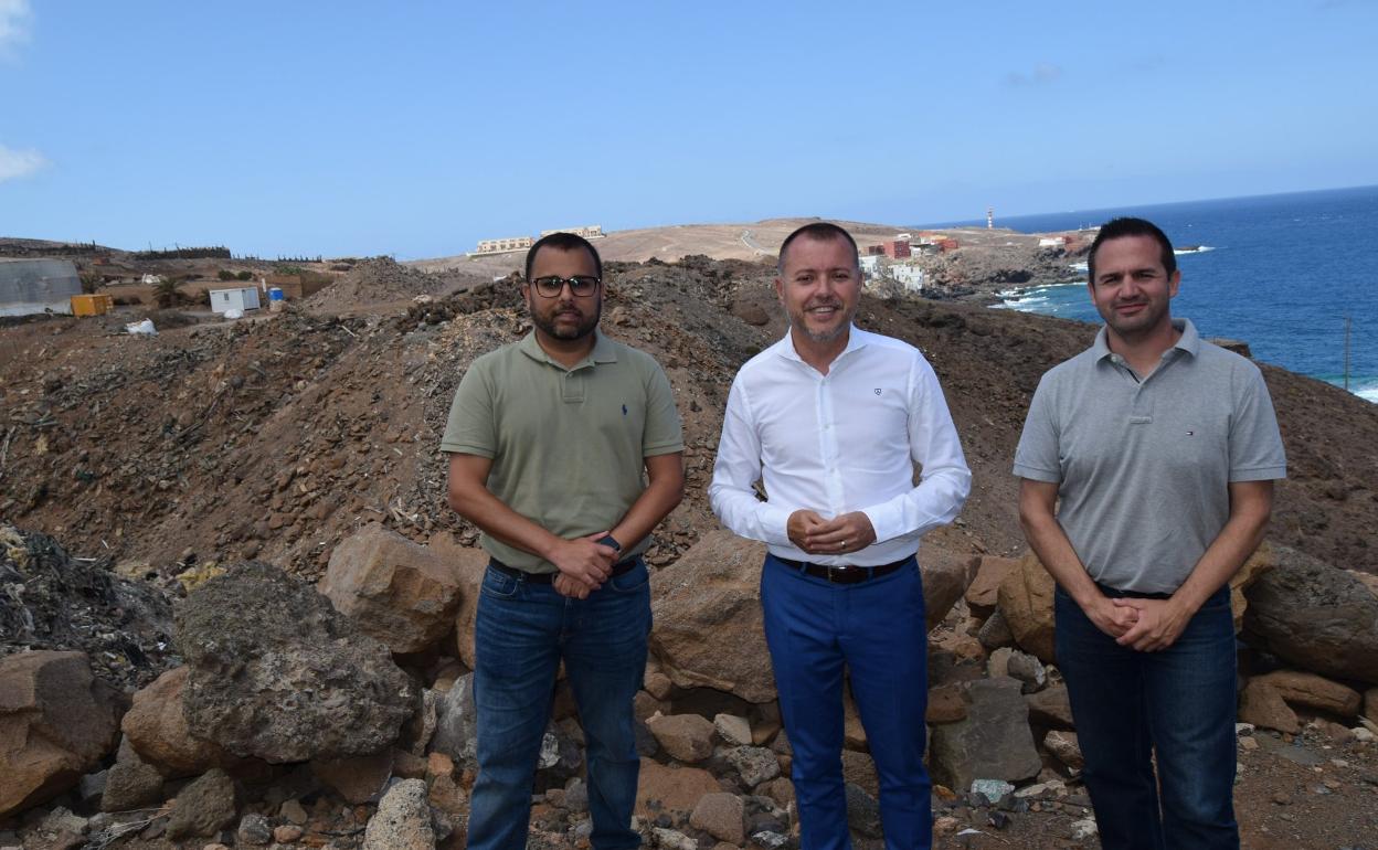 El alcalde de Gáldar, Teodoro Sosa (centro), en la visita a El Sobradillo. 