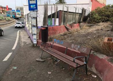 Imagen secundaria 1 - Nuevos pasos de peatones, una de las antiguas paradas y el cartel que pide aceras en la GC-310.