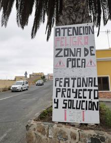 Imagen secundaria 2 - Nuevos pasos de peatones, una de las antiguas paradas y el cartel que pide aceras en la GC-310.