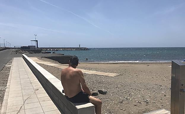 La mejora incluye la instalación de una corchera para separar la zona de baño de la playa. 