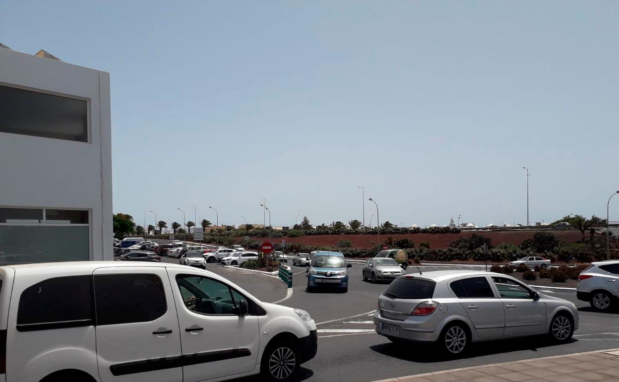 Vista de la zona de Playa Honda donde se precisa un paso inferior para aliviar el tráfico rodado. 