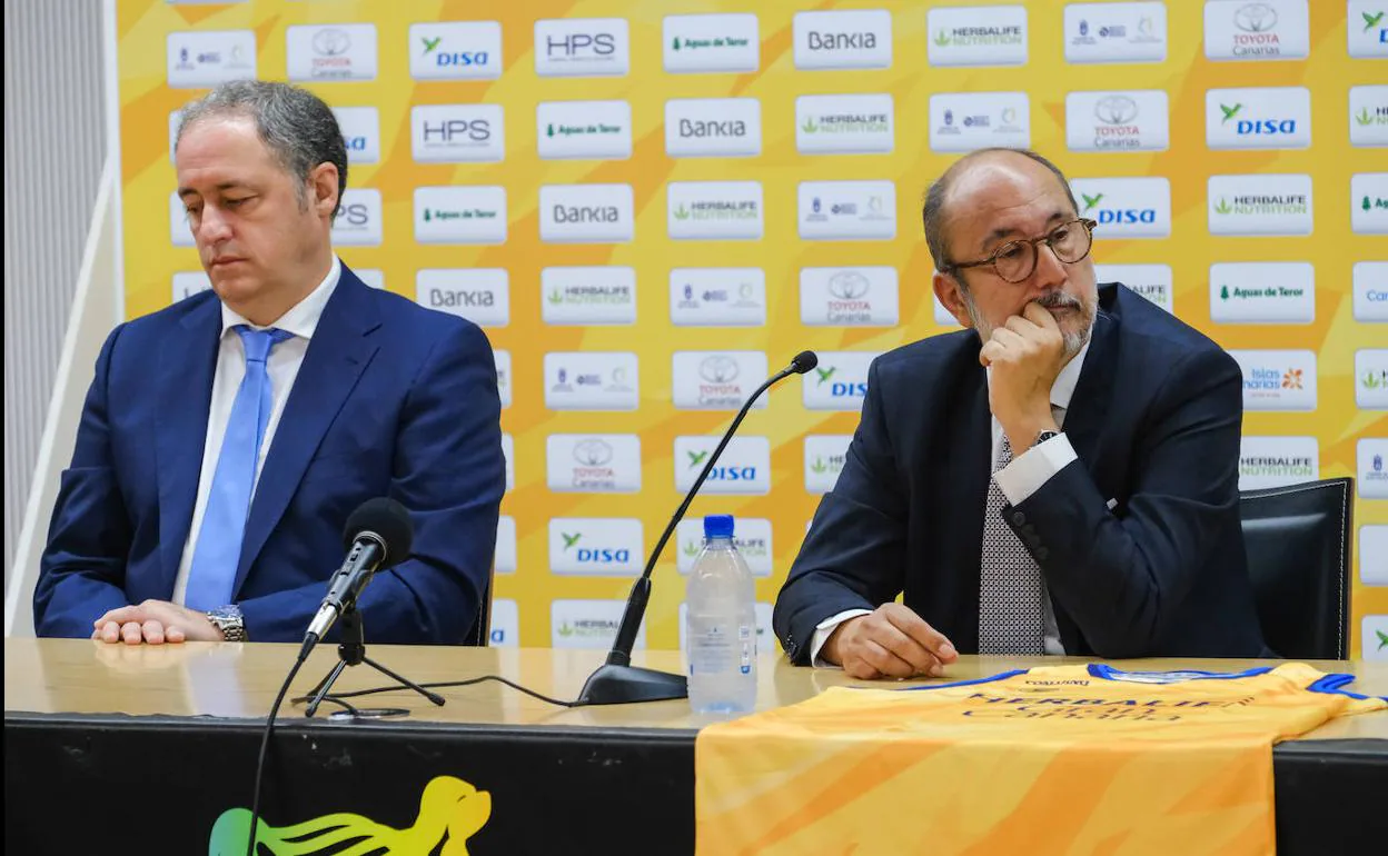 El consejero de Deportes del Cabildo de Gran Canaria, Francisco Castellano -izquierda-, y el expresidente amarillo, Enrique Moreno, sin mediar palabra en una rueda de prensa. 