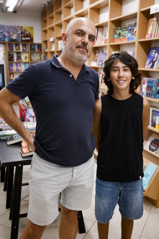 Imagen secundaria 2 - Arriba, la familia de Eleanni Leyva recogiendo el uniforme de la pequeña Isabel. Abajo, a la izquierda, Carmen y su padre escogiendo la agenda para este nuevo curso. Abajo a la derecha, Jesús Suárez y su hijo en El Libro Técnico. 