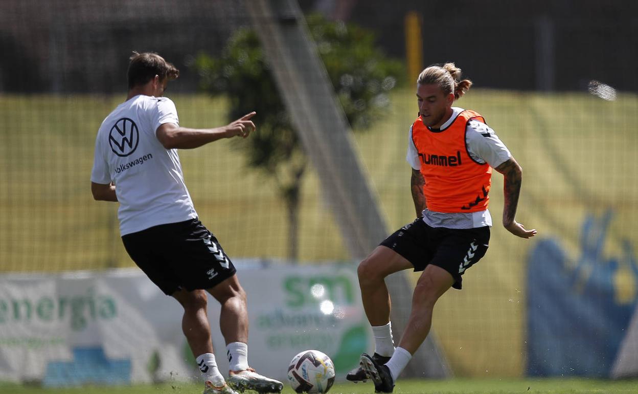 Álvaro Jiménez viene de marcar un gol de antología en Málaga y quiere más. 