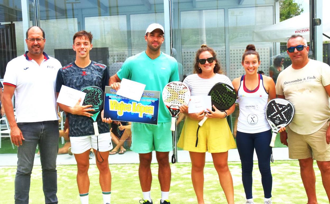 Los parejas vencedoras del Torneo Nacional Viajes López 2022. 