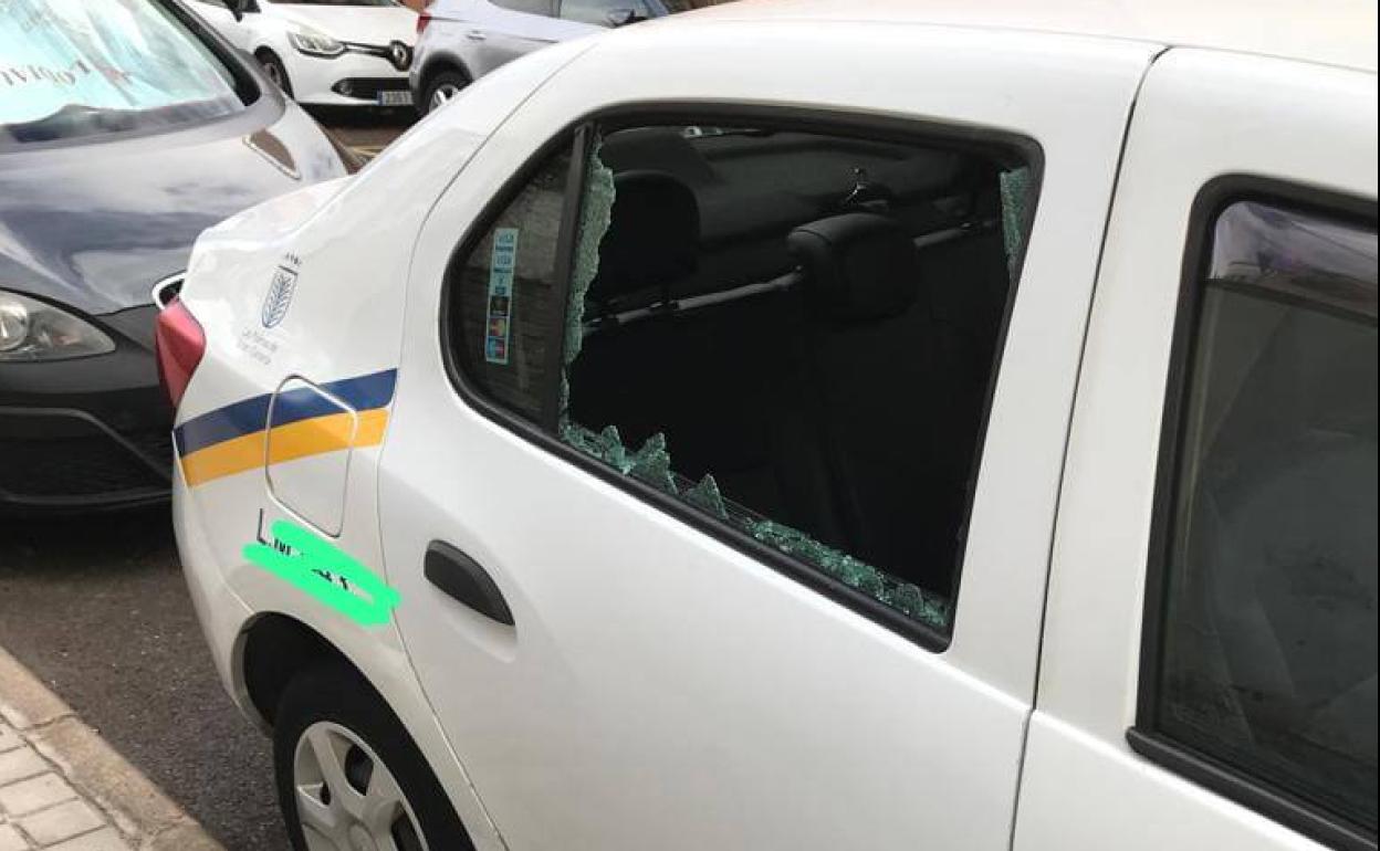 Uno de los taxis, con el cristal destrozado en la zona de Lomo Apolinario. 