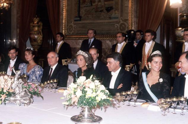 Gorbachov sentado junto a la reina Sofía durante la cena de Estado ofrecida por los Reyes al líder soviético en 1990.