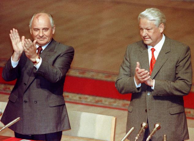 Mijaíl Gorbachov,presidente soviético (i), y Boris Yeltsin, presidente ruso, aplauden durante un pleno de la Duma celebrado días después del golpe de Estado fallido en el país.