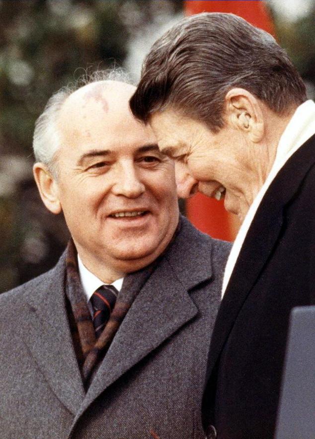 Ronald Reagan, presidente de EE UU, recibe en la Casa Blanca a Gorbachov en 1991.