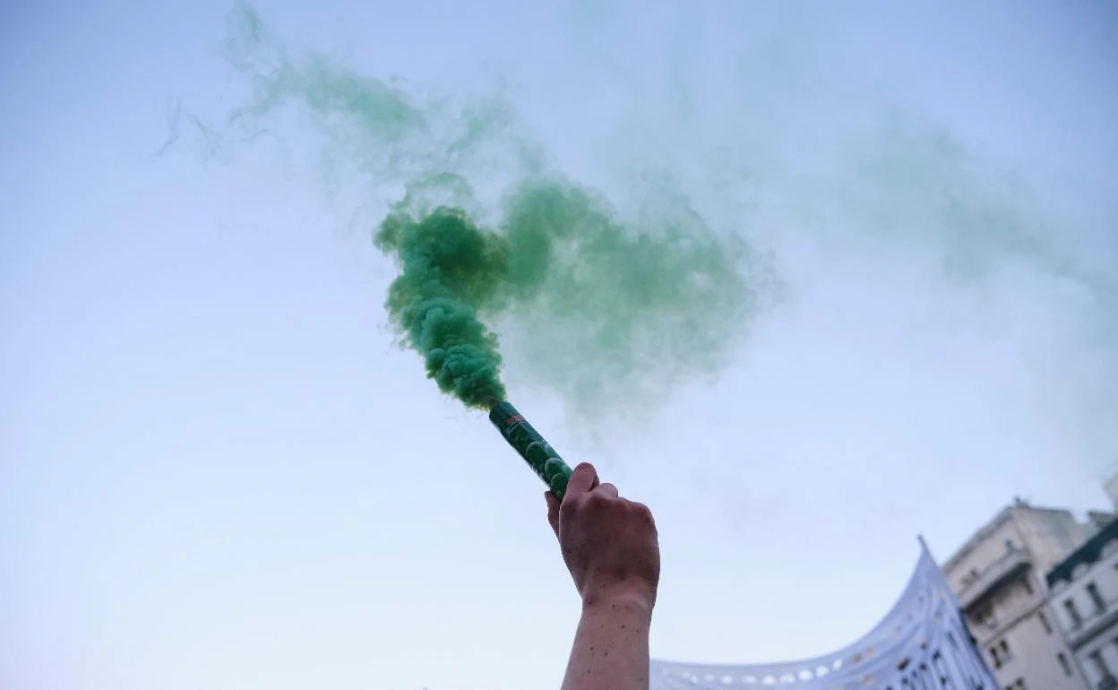 Bengala de humo verde.