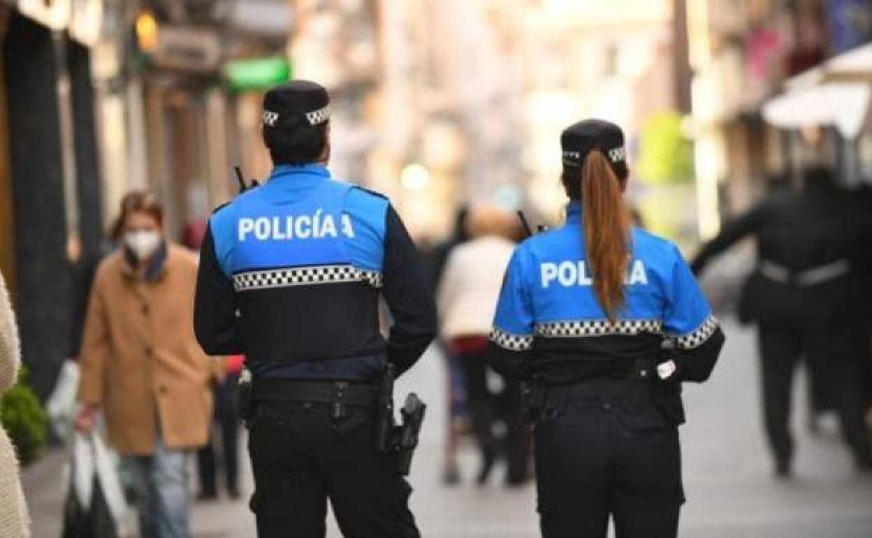 Dos agentes de la Policía Municipal recorren a pie la céntrica calle Santiago de Valladolid. /