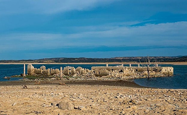 Restos emergidos del pantano extremeño de Valdecañas ante el drástico descenso de su nivel. 