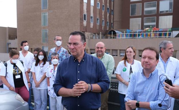 Poli Suárez y Miguel Ángel Ponce, con personal del hospital y representantes de las familias afectadas. 