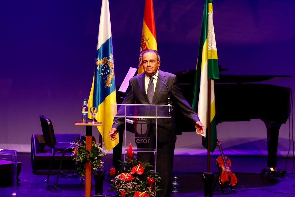 Fotos: Nueve personas y entidades reciben las insignias de oro de Teror