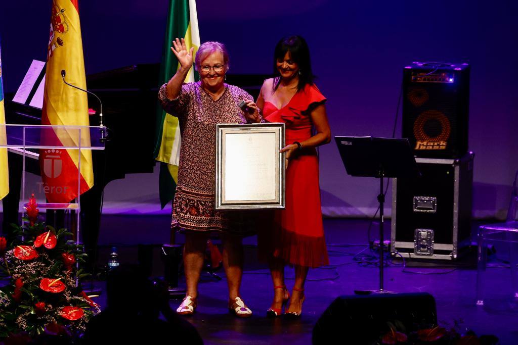 Fotos: Nueve personas y entidades reciben las insignias de oro de Teror