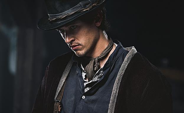 La serie está protagonizada Tom Blyth. 