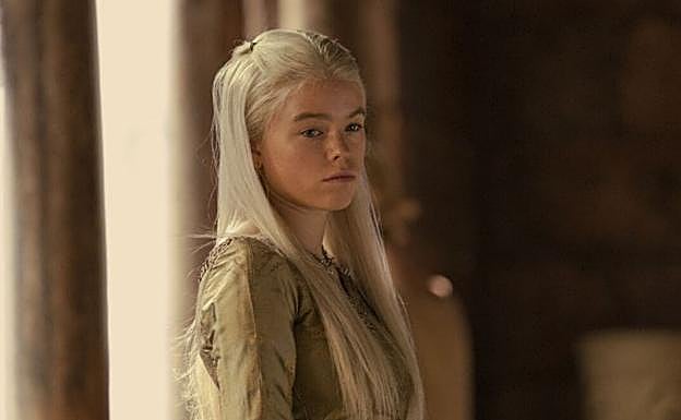 Rhaenyra,tiene un hermano que se convierte en el sucesor de su padre. 