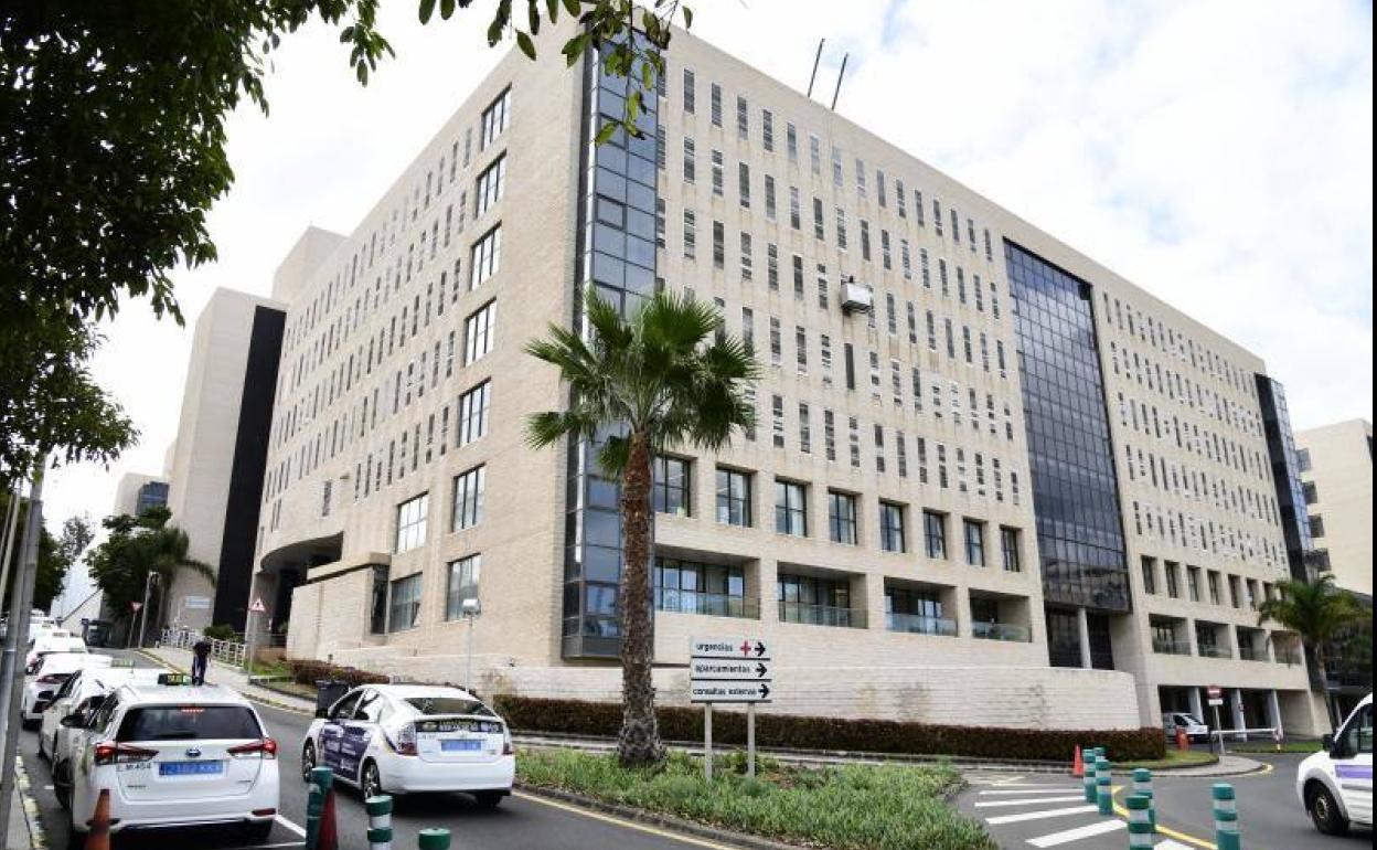 Imagen de archivo del Hospital Doctor Negrín, donde fue trasladado el herido. 