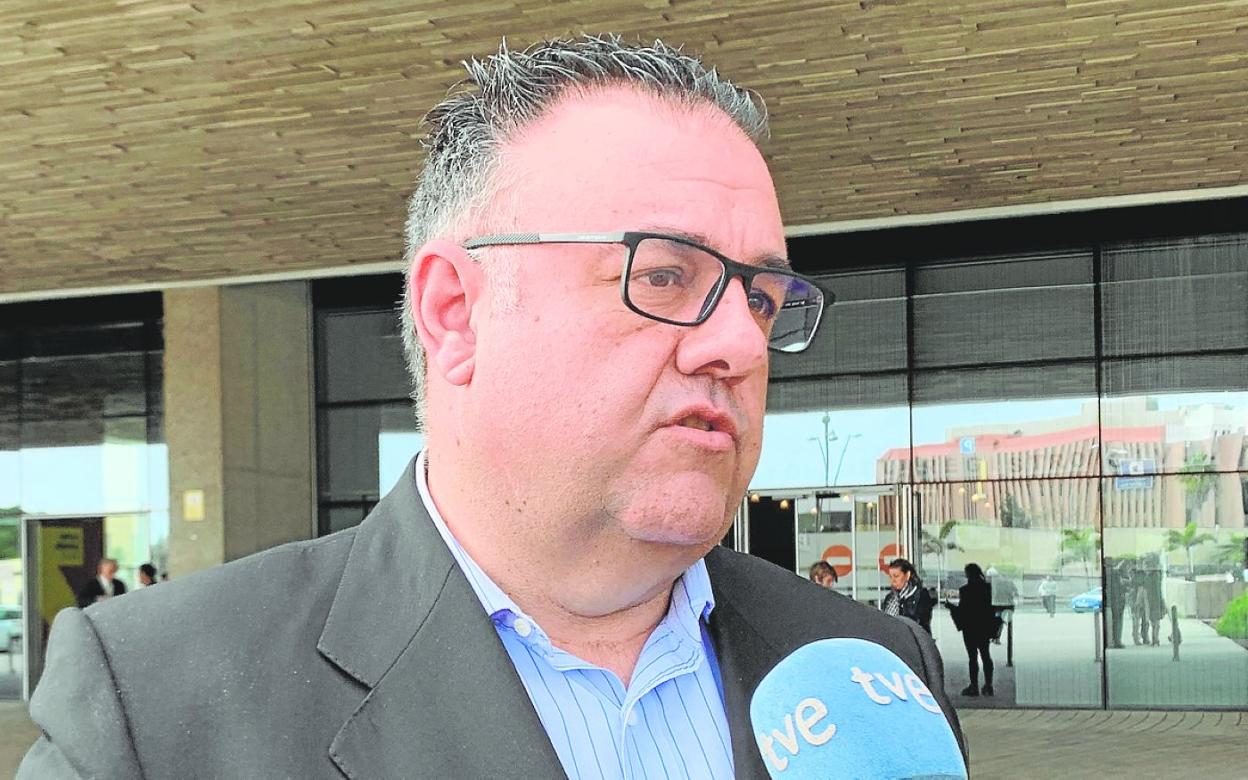 Conrado Domínguez, en una foto de archivo ante la Ciudad de la Justicia. 