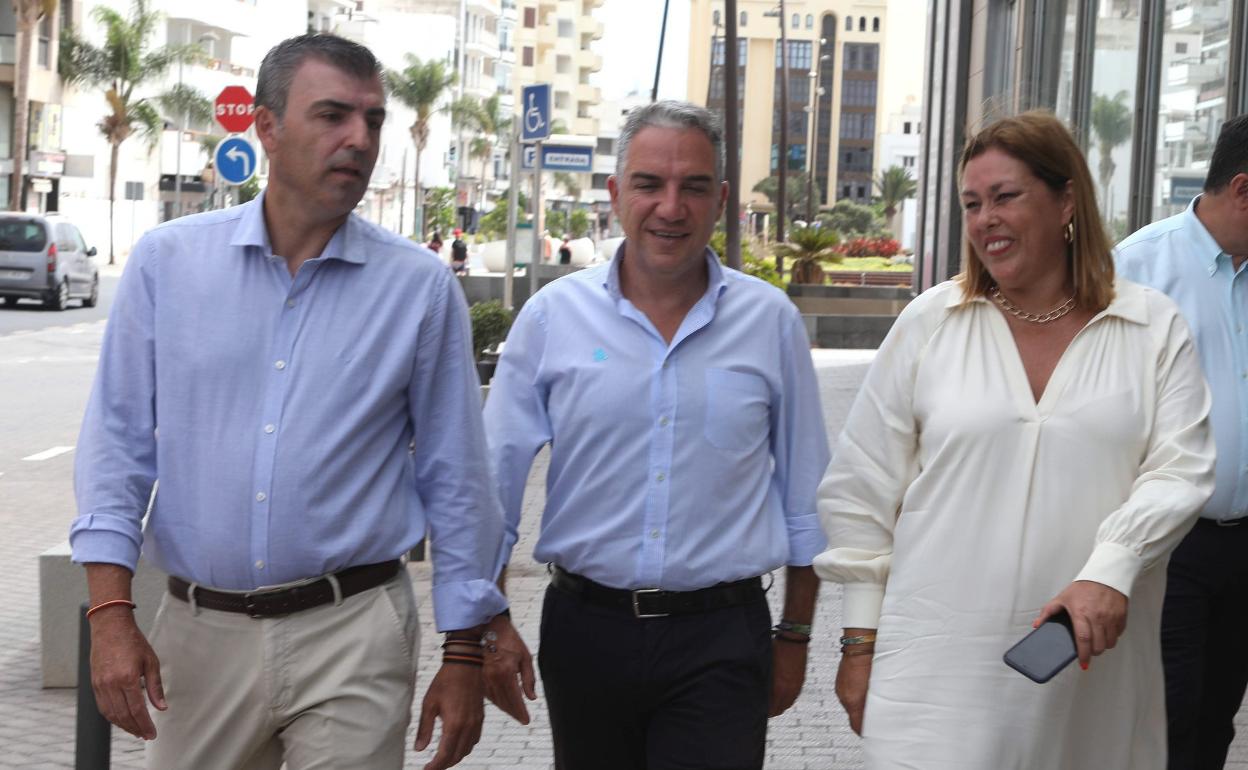 Manuel Domínguez, Elías Bendodo y Astrid Pérez, ayer en Arrecife de Lanzarote. 