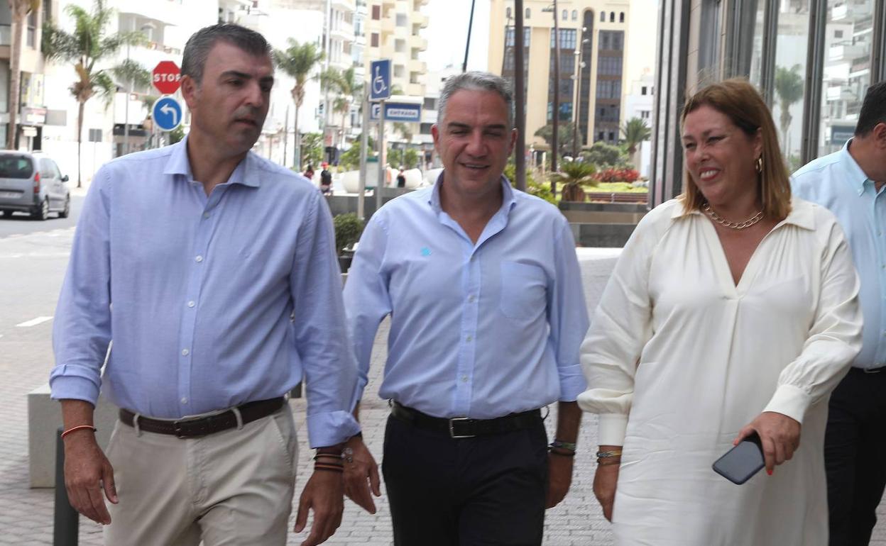 El coordinador general del PP, Elías Bendodo, con Manuel Domínguez y Astrid Pérez en Lanzarote. 