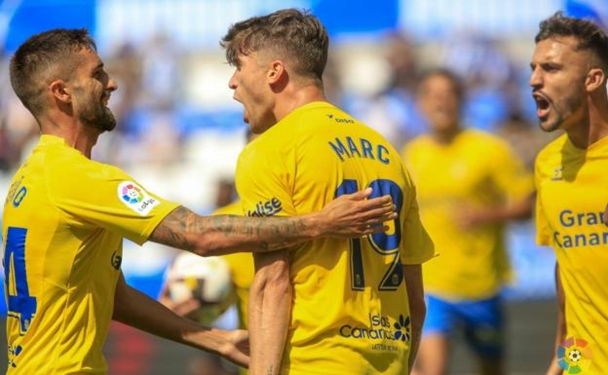 Marc Cardona, pichichi de la UD, celebrando el gol que significaría el empate para los amarillos ante el Alavés. 