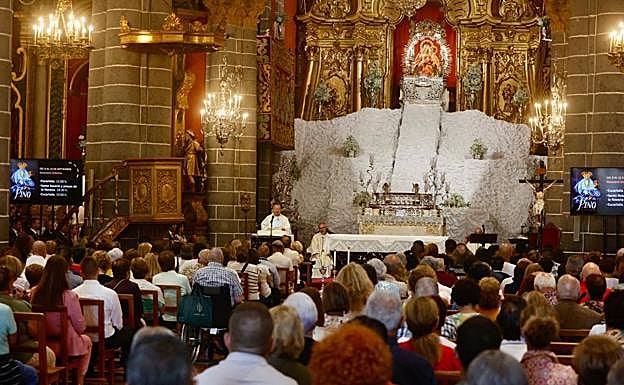 La Virgen se coloca en su trono, que albergará a la protagonista de las fiestas hasta el 18 de este mes.