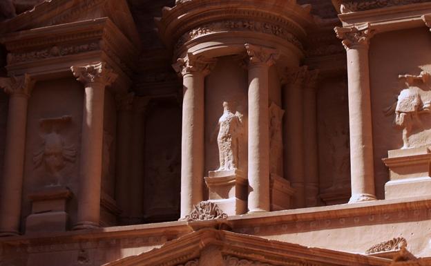 Imagen del frontis del edificio principal de Petra. 