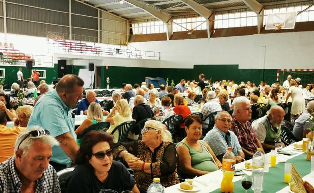 Alcalde con asistentes. 