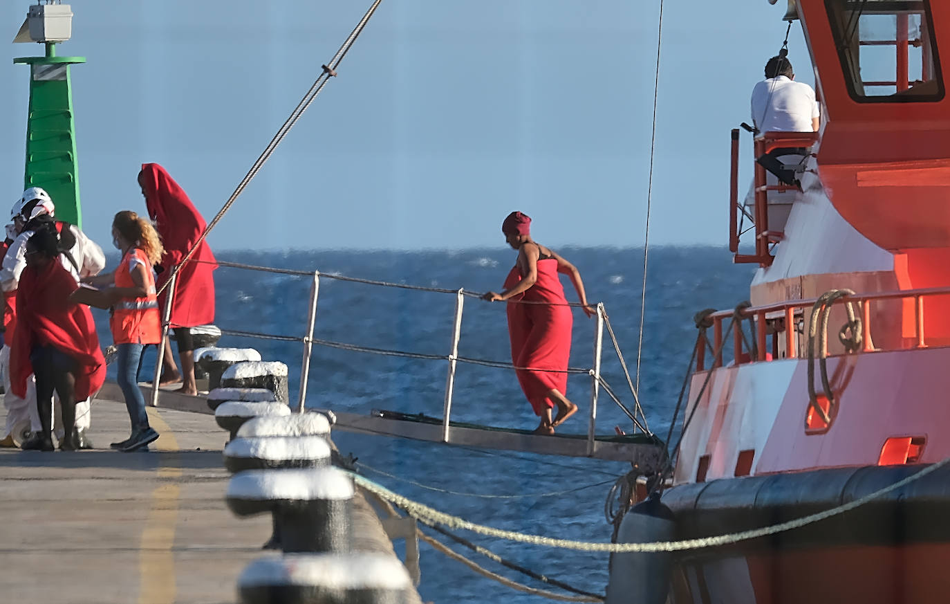Fotos: Trasladan a Puerto Rosario en Fuerteventura a 44 inmigrantes rescatados de una patera.