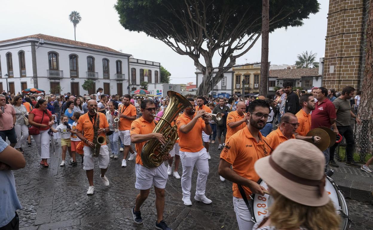 El ambiente festivo se dejó sentir en lamañana del día 1 con la izada de la bandera. 