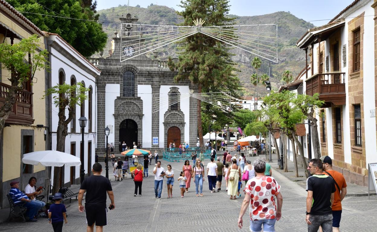 En estos días, todos los caminos de Gran Canaria conducen a Teror, que se reencuentra con unas fiestas sin restricciones por la pandemia. 
