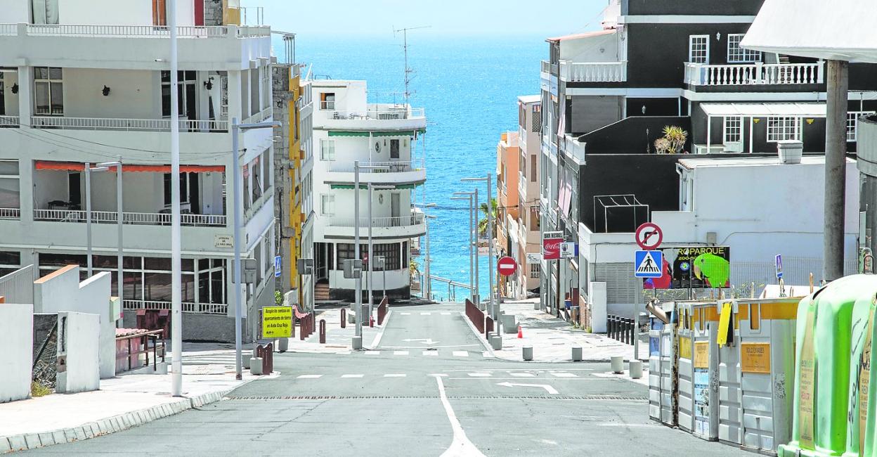 Imagen de la entrada al núcleo urbano de Puerto Naos, desalojado desde el inicio de la erupción volcánica. 