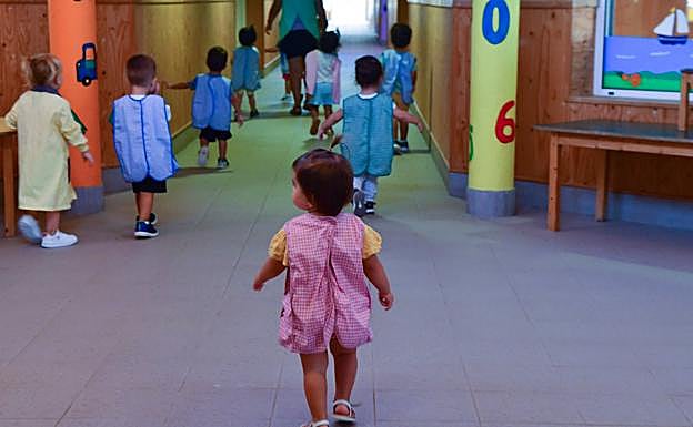 Un grupo de alumnos vuelve a su aula tras una actividad. 