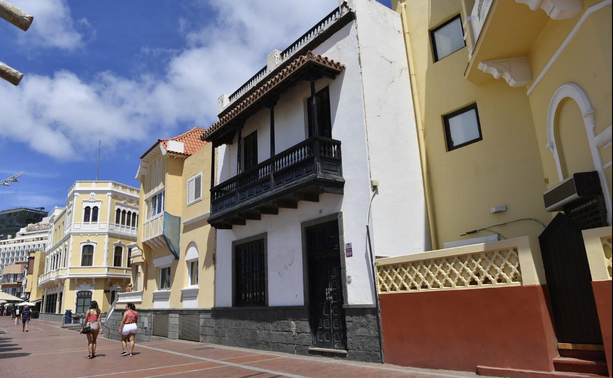 El inmueble se ubica en el paseo de Las Canteras. 