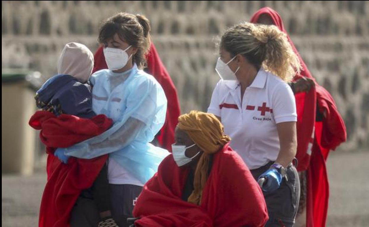 Lanzarote recibe más de cien inmigrantes en dos pateras.