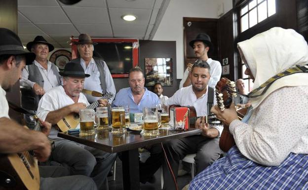 Una parranda en uno delos bares de Teror durante la romería. Al timple, El Colorao. 