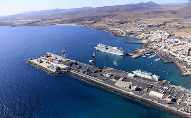 La actividad portuaria va a más en escalas, pasajeros y mercancías