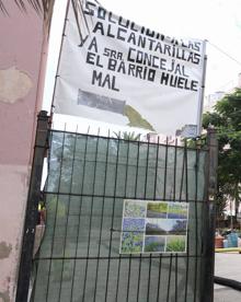 Imagen secundaria 2 - Las literas en el salón, desatascando las alcantarillas y el cartel de protesta de Rafael. 