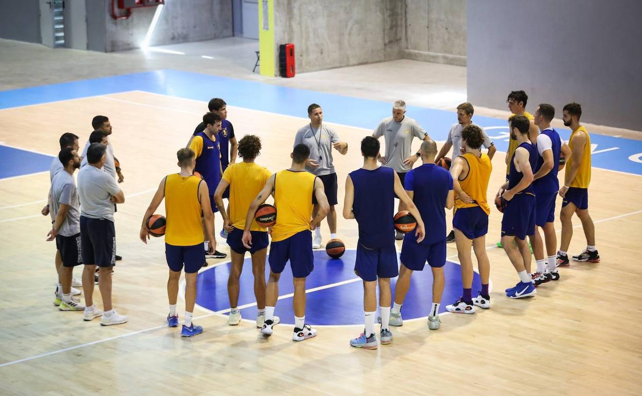 Jaka Lakovic se dirige a sus jugadores en un entrenamiento en el Arena. 