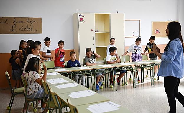 Primer día. El grupo de quinto en el aula donde la docente les explica la dinámica del curso. 
