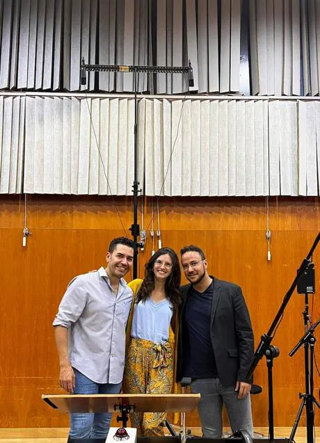 Imagen - Rafael Sánchez Araña, Celia Rivero y Armando Ravelo, durante la grabación. 