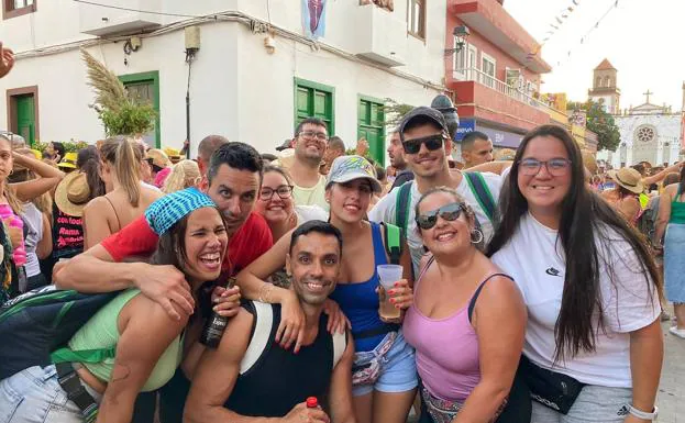 Grupo de amigos que viene desde Ingenio, Las Palmas y Gáldar a disfrutar de las fiestas aldeanas.