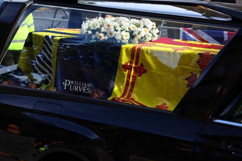 Fotos: Los restos mortales de Isabel II se trasladan de Balmoral a Edimburgo