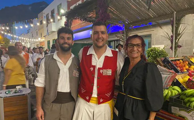 Abián Moreno, Álvaro Valencia, y su madre María del Carmen Valencia.