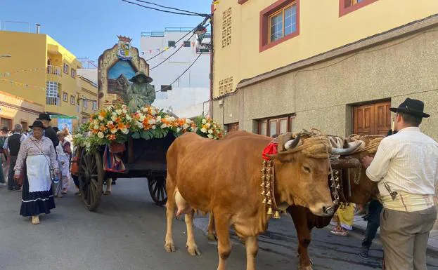 La carreta customizada por el Ayuntamiento de La Aldea encabezó la lista de las 35 carretas que hicieron honor a San Nicolás.