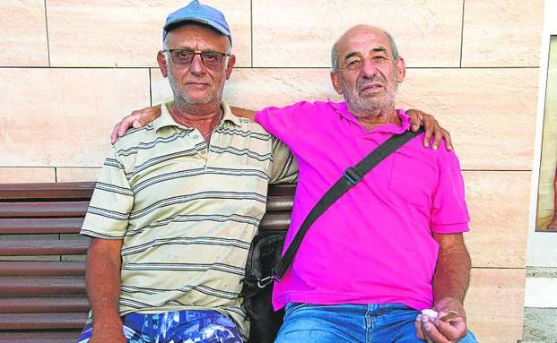 Germán Jesús Hernando y Pedro Ángel Armas perdieron todo en Todoque y hoy 'sobreviven' a su desgracia en Los Llanos. Frecuentan el bar Las Tejas, donde se encuentran con su gente y comparten penas. 